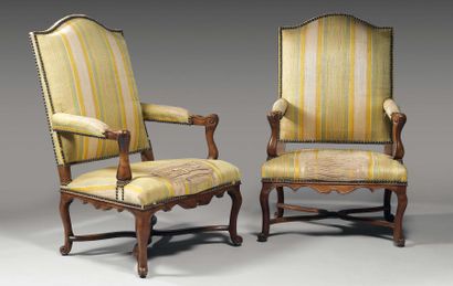 Paire de fauteuils à haut dossier mouvementé...