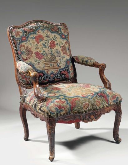 Fauteuil à haut dossier plat en chêne sculpté...