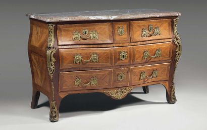 Commode de forme galbée en placage de bois...