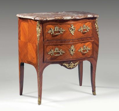 Commode de forme galbée en bois de placage...
