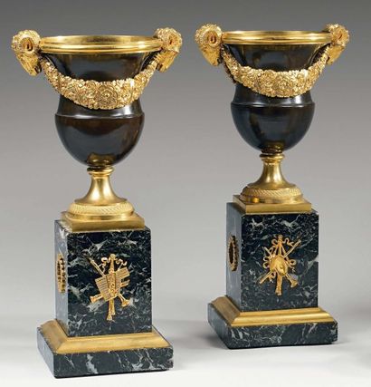 Paire de vases de forme Médicis en bronze...
