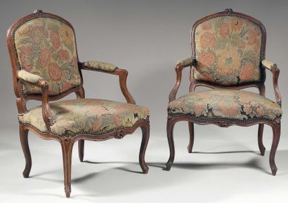 Deux fauteuils formant pendant à dossier...