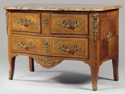 Commode de forme galbée en placage de satiné...