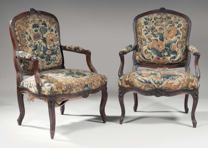 Paire de fauteuils à dossier arrondi en bois...