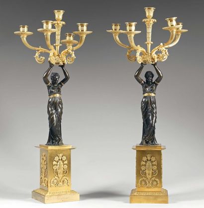 Paire de candelabres en bronze ciselé, patiné...