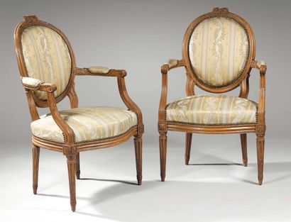 Paire de fauteuils à dossier médaillon en...
