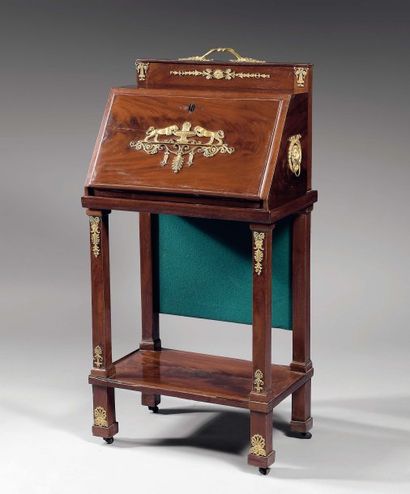 Petit bureau de pente en acajou et placage...