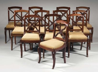 Reunion de douze chaises à dossier renversé...