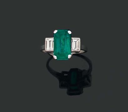 BAGUE ornée d'une émeraude rectangulaire...