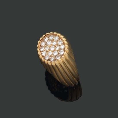 BOUCHERON, Londres. Années 1970.
BAGUE chevalière...