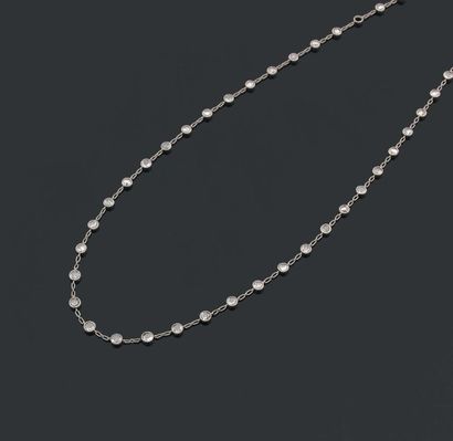 COLLIER orné de quarante-deux diamants taillés...