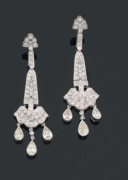 PAIRE de PENDANTS d'oreilles articulés en...