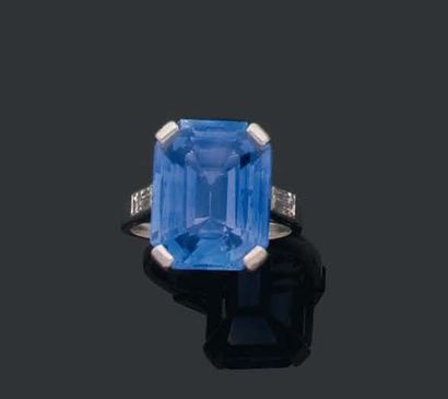 BAGUE ornée d'un grand saphir rectangulaire...