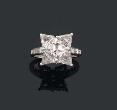 BAGUE ornée d'un diamant coussin encadré...