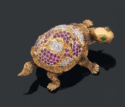GRANDE BROCHE en forme de tortue. La carapace...