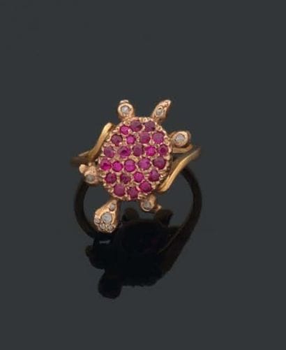 BAGUE portant une tortue pavée de rubis et...