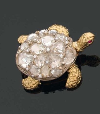 WOLFERS. Années 1960.
Rare BROCHE en forme...
