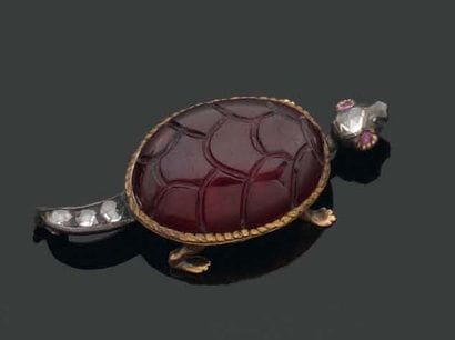 BROCHE en forme de tortue composée d'un cabochon...
