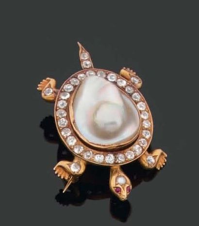BROCHE en forme de tortue. Le corps formée...