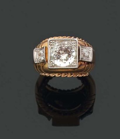 BAGUE chevalière de dame ornée d'un diamant...