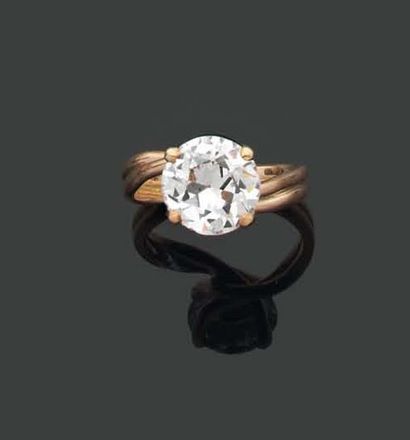 BAGUE ornée d'un diamant brillanté monté...