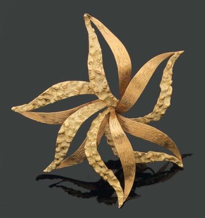 CHAUMET. Années 1970.
GRANDE BROCHE en forme...