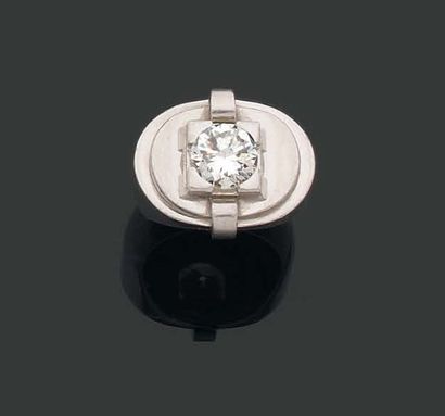 BAGUE chevalière de dame ornée d'un diamant...