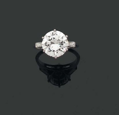 BAGUE ornée d'un diamant brillanté monté...