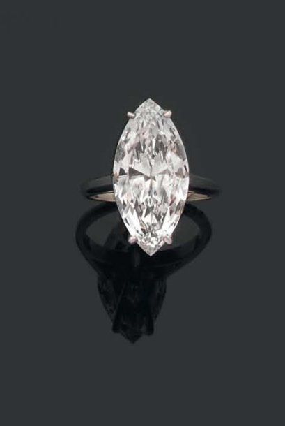 BAGUE ornée d'un diamant navette monté en...