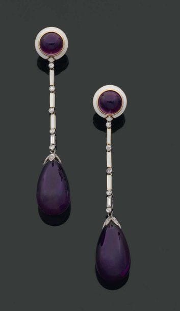 CARTIER. Années 1920.
RARE PAIRE de longs...