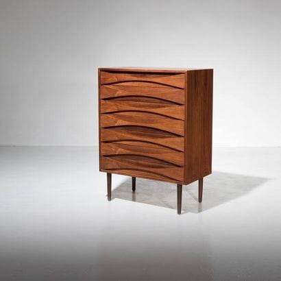 ARNE VODDER (1926-2009)

Commode à sept tiroirs
Palissandre
Édition...