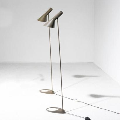 ARNE JACOBSEN (1902-1971)

Paire de lampadaires...