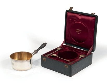 CASSOLETTE ET SES COUVERTS en vermeil.
Dans...