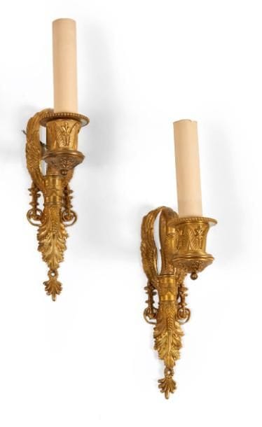 PAIRE D'APPLIQUES à une lumière en bronze...