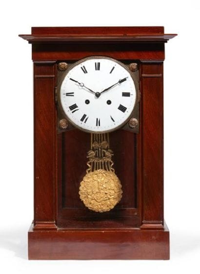 PENDULE CAGE en acajou et placage d'acajou,...