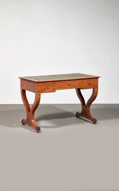 BUREAU PLAT en acajou et placage d'acajou...