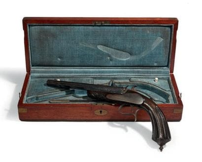 COFFRET-NÉCESSAIRE en acajou contenant un...