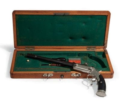 COFFRET-NÉCESSAIRE contenant un pistolet...