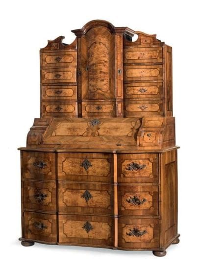 MEUBLE À TROIS CORPS marqueté de réserves...