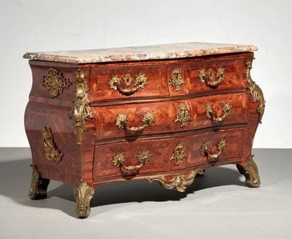 COMMODE DITE «TOMBEAU» marquetée en quartefeuilles...