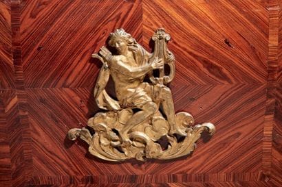COMMODE DITE «TOMBEAU» marquetée en quartefeuilles...