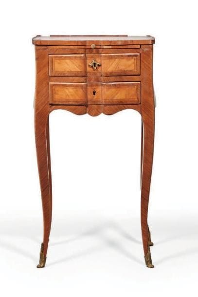 PETITE TABLE DE SALON marquetée en quartefeuilles...
