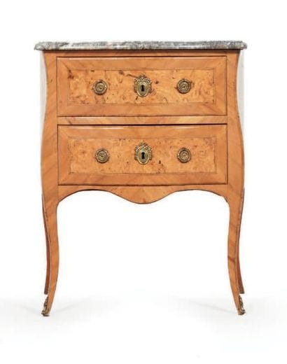 PETITE COMMODE galbée en placage ouvrant...