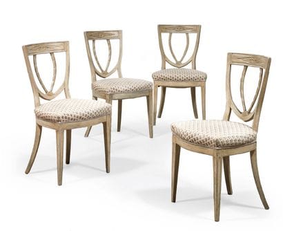 SUITE DE QUATRE CHAISES en hêtre, mouluré,...