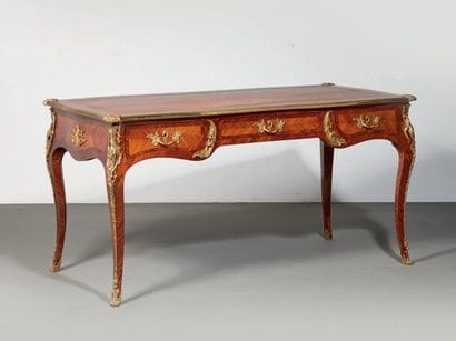 BUREAU PLAT en placage de bois de rose et...