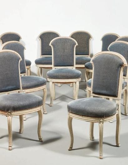 SUITE DE DIX-HUIT CHAISES à dossier plat...