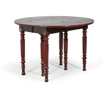TABLE DE SALLE À MANGER en acajou; le plateau...