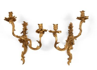 PAIRE D'APPLIQUES en bronze aux chinois à...