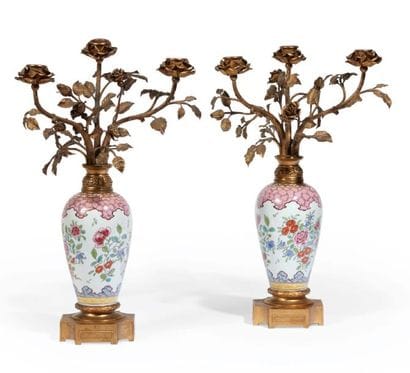 PAIRE DE CANDÉLABRES à trois lumières sous...