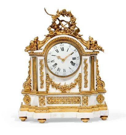 GRANDE PENDULE en marbre blanc et bronze...